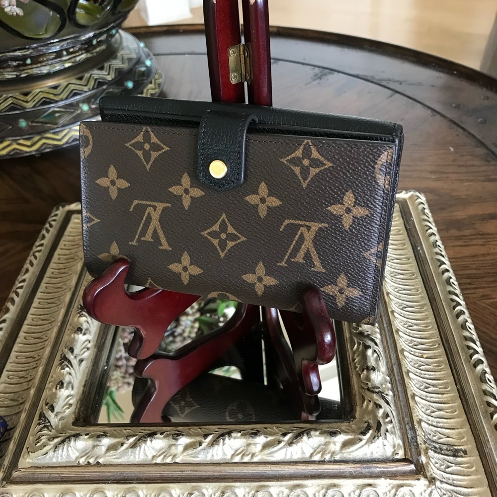 Exquisite Louis Vuitton Pallas Noir Compact  Wallet - Picture 4 of 16